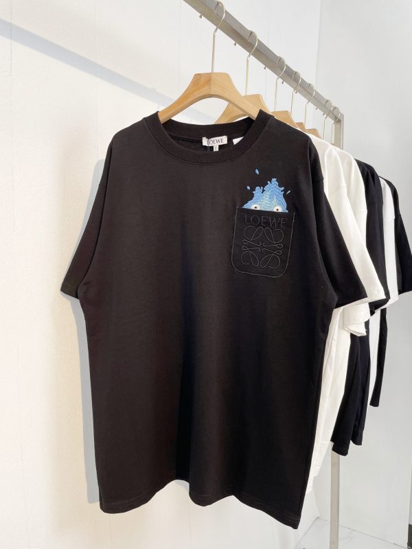 LOEWE # Exclusive custom weaving and dyeing pure cotton material has a superb texture, high-quality embroidery on the front chest, small flames, small flames, Haer's moving castle, solid color, simple and all-match models - Image 4