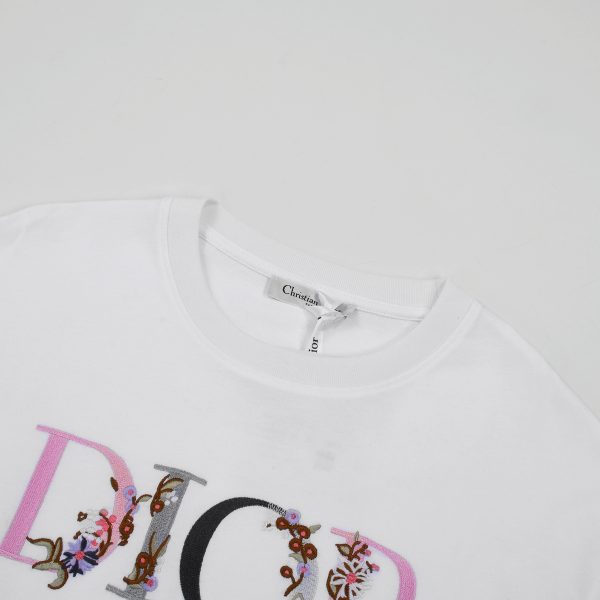 The DIOR gradient flower embroidery logo is exquisitely upgraded, inspired by the retro of the 1980s original fabric - Image 3