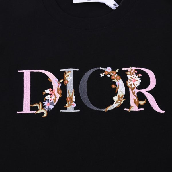 The DIOR gradient flower embroidery logo is exquisitely upgraded, inspired by the retro of the 1980s original fabric - Image 11