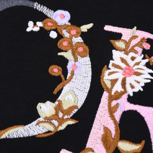 The DIOR gradient flower embroidery logo is exquisitely upgraded, inspired by the retro of the 1980s original fabric - Image 13