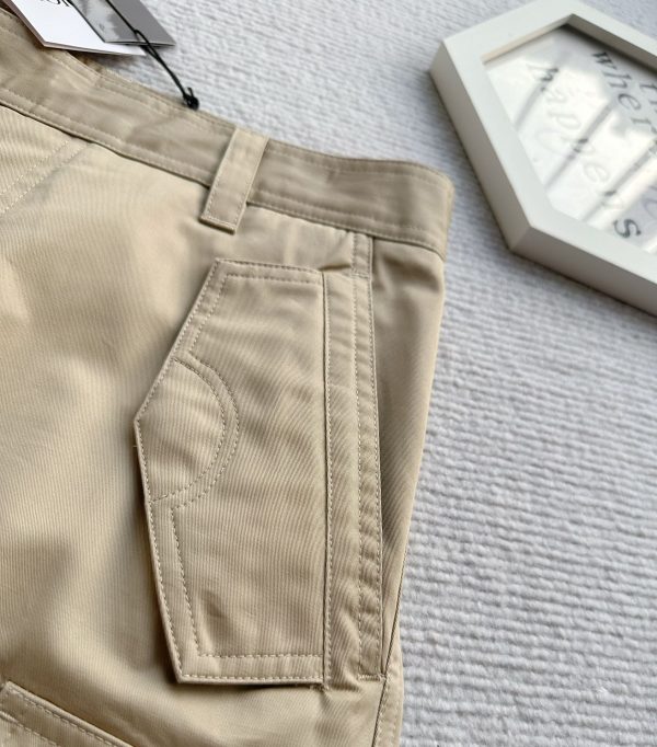 ꫛꫀꪝ❥ ???? Overalls These cargo pants combine utilitarian aesthetics with modern appeal. Crafted from beige cotton-blend canvas, it's finished with a tonal embossed Dior signature on the back for added sophistication - Image 4