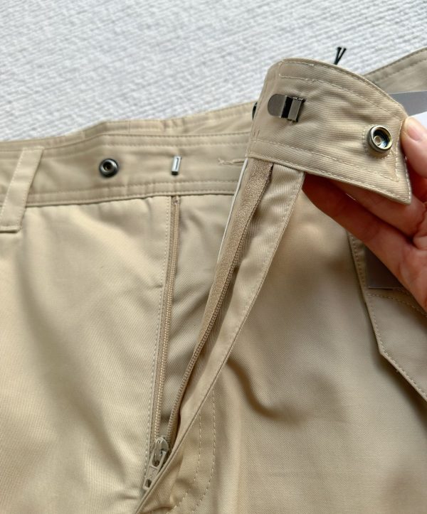 ꫛꫀꪝ❥ ???? Overalls These cargo pants combine utilitarian aesthetics with modern appeal. Crafted from beige cotton-blend canvas, it's finished with a tonal embossed Dior signature on the back for added sophistication - Image 6