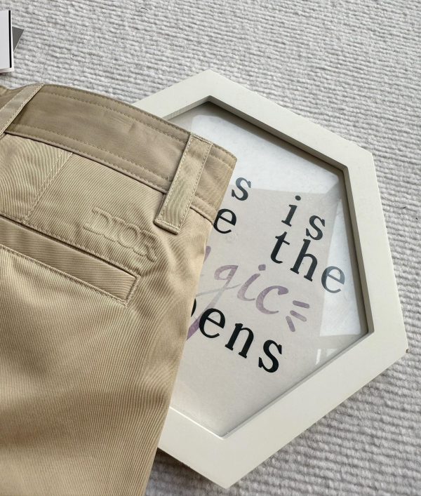 ꫛꫀꪝ❥ ???? Overalls These cargo pants combine utilitarian aesthetics with modern appeal. Crafted from beige cotton-blend canvas, it's finished with a tonal embossed Dior signature on the back for added sophistication - Image 7