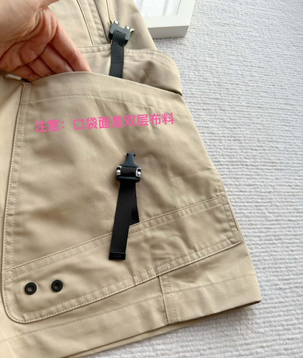 ꫛꫀꪝ❥ ???? Overalls These cargo pants combine utilitarian aesthetics with modern appeal. Crafted from beige cotton-blend canvas, it's finished with a tonal embossed Dior signature on the back for added sophistication - Image 9