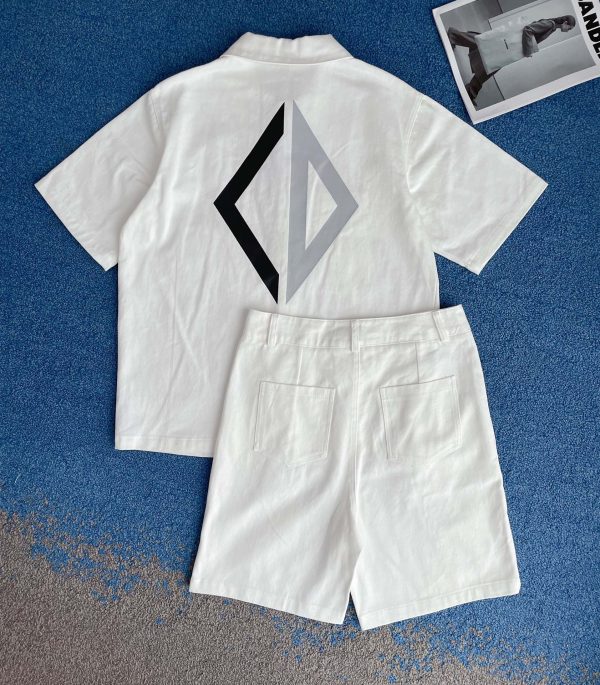 Dior's spring and summer new twill denim denim cotton fashion lapel denim shirt, a wonderful interpretation of the new CD DIAMOND series. The CD DIAMOND pattern is sometimes transformed into exquisite prints, decorating shorts and work jackets, showing a modern posture and showing a free and easy style. Casual Cropped Denim Shirt Set - Image 5