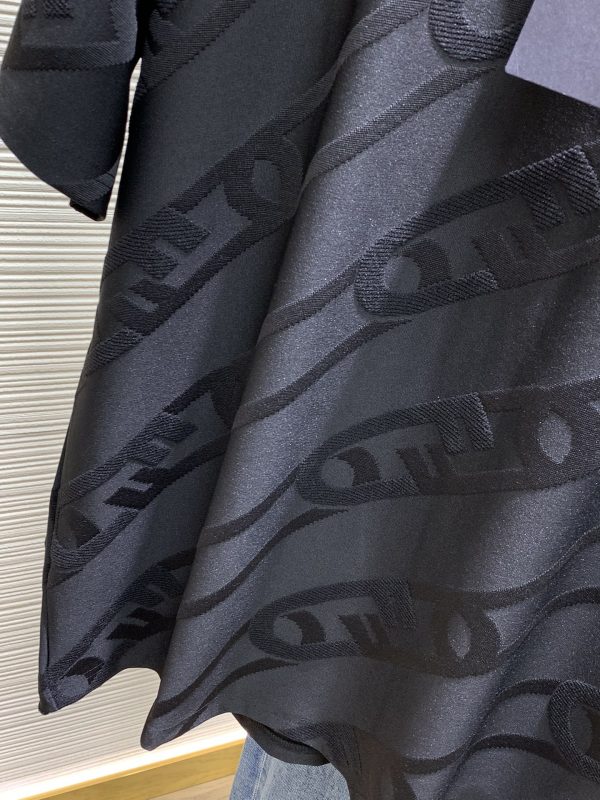 A set of FENDI, the latest summer product of 2023, is available at counters at the same time, the original order is ruthless, casual and fashionable round neck short-sleeved suit - Image 8