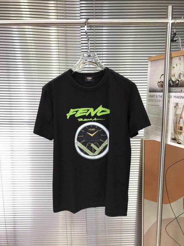 FENDI23s spring and summer new short-sleeved T-shirts are available on the official website at the same time. Chest logo logo design! Custom imported original cotton fabric