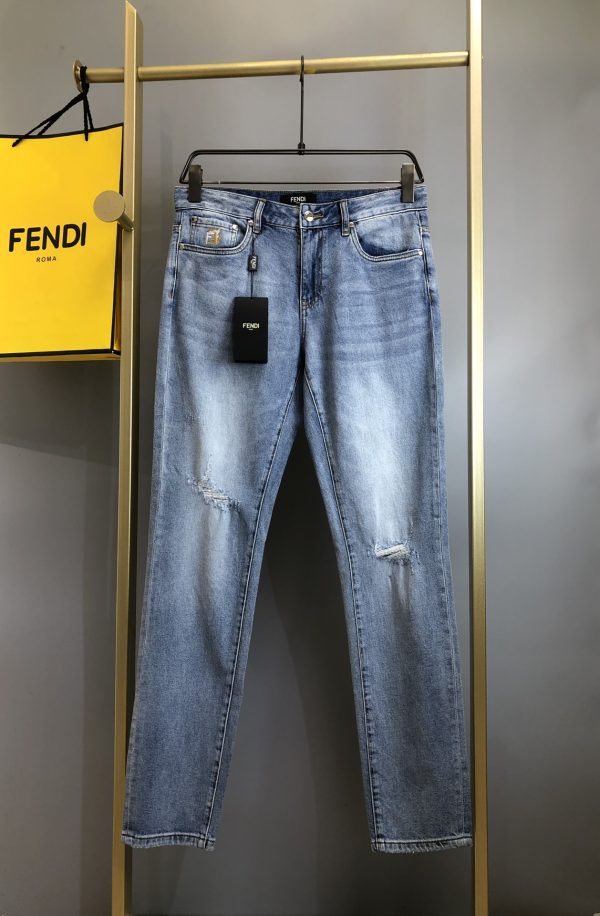 Fendi 2023 early spring new product classic ripped five-pocket jeans, a style that can be easily controlled by business and leisure! The pocket is the highlight of the design, and the embellishment design of the logo embroidery on the back pocket