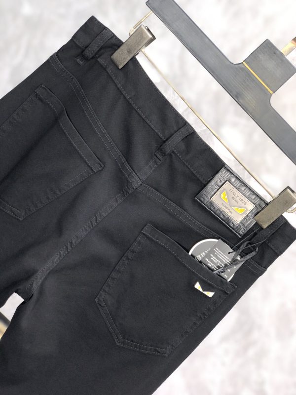 FENDI 2023 spring and summer new jeans, the first release on the whole network, the hot style is coming, the official website is synchronized, the latest fashion show in Paris fashion week, fashionable primary color yeast washing process - Image 4