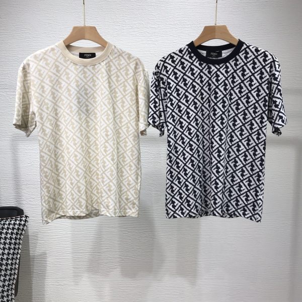 FENDI 2023 spring and summer new short-sleeved T-shirts are available on the official website at the same time. Letter logo design! Custom imported original cotton fabric