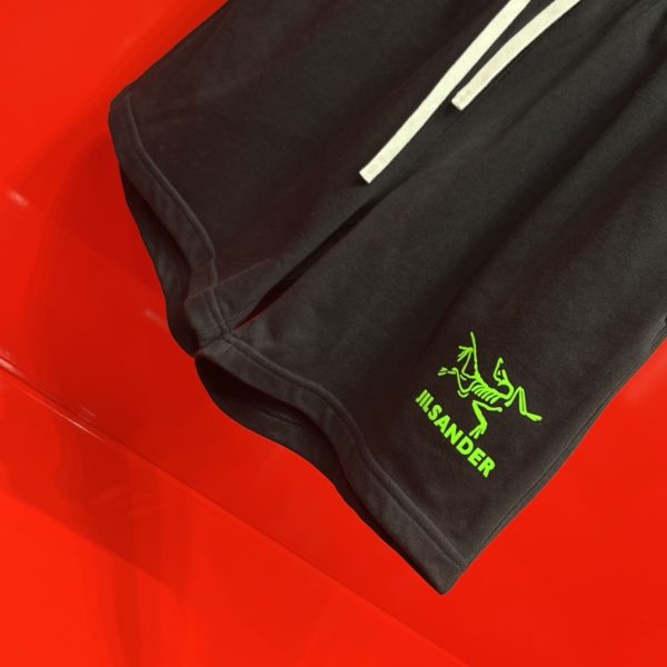 JIL SANDER and Arc'teryx co-branded 2023AW new product launch ?The new shorts are available at the counter simultaneously, 100% imported high-woven cotton fabric, restore the high-end quality of the counter, comfortable, sweat-absorbing and breathable The original version has the same line, simple, fashionable and versatile - Image 17