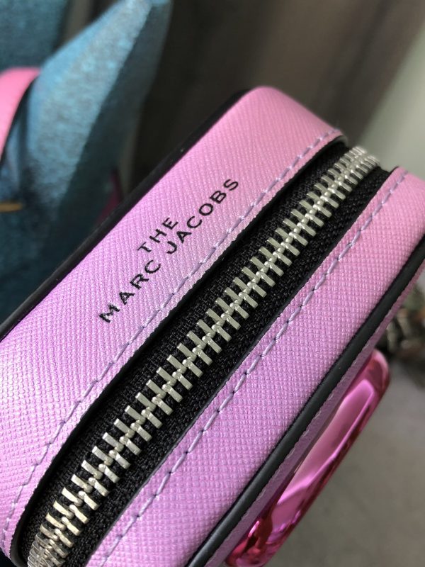 THE Marc Jacobs Vertical Phone Bag Saffiano Leather iridescent Model M0016803—301 - Image 6