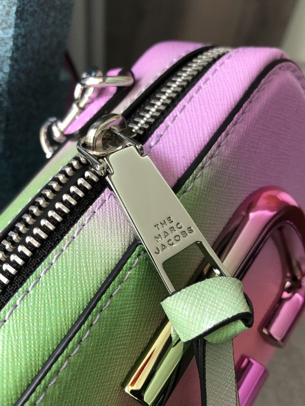 THE Marc Jacobs Vertical Phone Bag Saffiano Leather iridescent Model M0016803—301 - Image 7