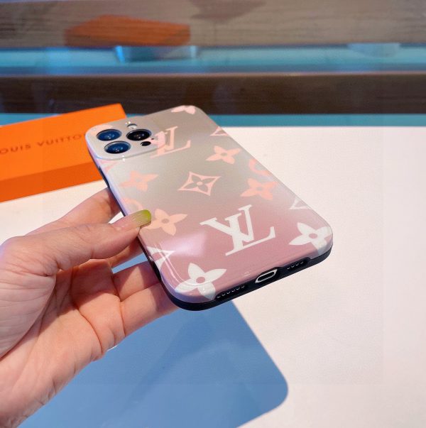 Louis Vuitton official website synchronizes the latest color gradient mobile phone case, LV fine hole mobile phone case IMD material B - Image 5