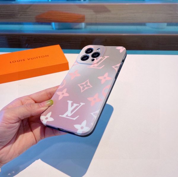 Louis Vuitton official website synchronizes the latest color gradient mobile phone case, LV fine hole mobile phone case IMD material B - Image 7
