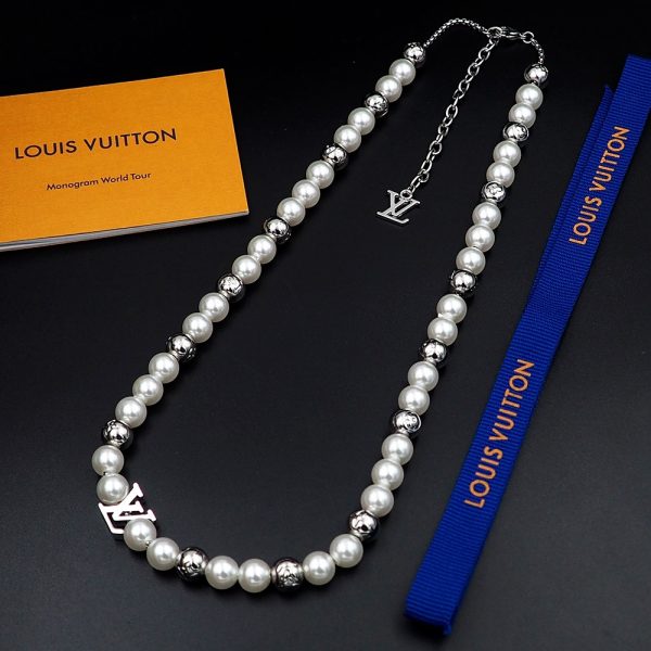 The Monogram Pierce necklace is a collection of pearl-like beads and polished beads - Image 3