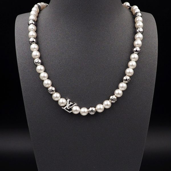 The Monogram Pierce necklace is a collection of pearl-like beads and polished beads - Image 4