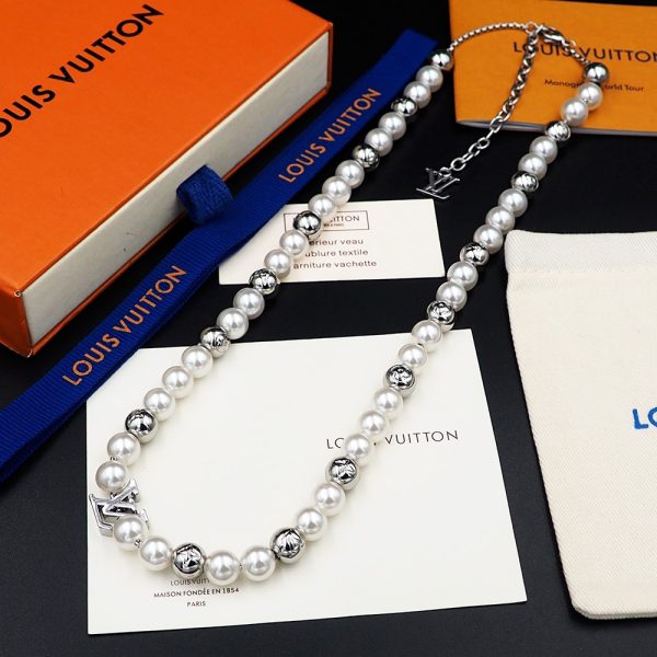 The Monogram Pierce necklace is a collection of pearl-like beads and polished beads - Image 5