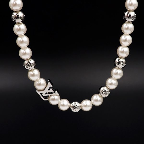 The Monogram Pierce necklace is a collection of pearl-like beads and polished beads - Image 6