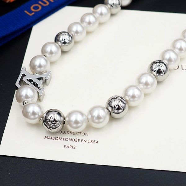 The Monogram Pierce necklace is a collection of pearl-like beads and polished beads - Image 7