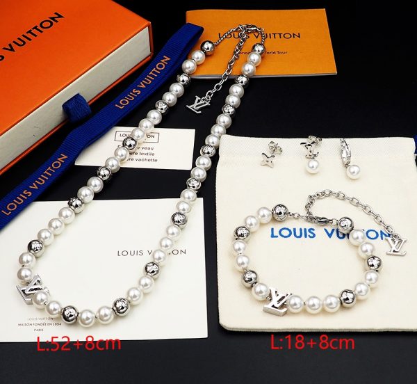 The Monogram Pierce necklace is a collection of pearl-like beads and polished beads - Image 8