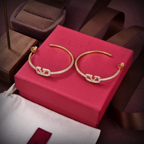 The new Valentino Valentino is stylish and versatile with gold stud earrings - Image 4