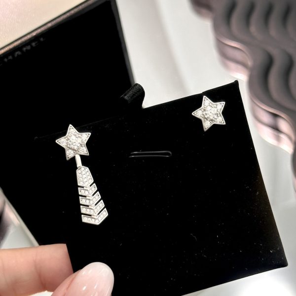 The new Chanel Comet Meteor Stud Earrings can be worn with a pentagram on its own - Image 5