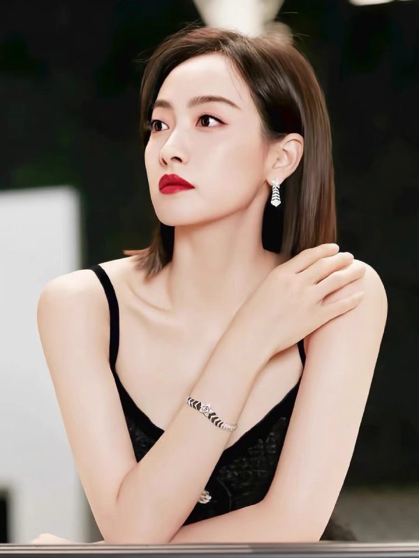 The new Chanel Comet Meteor Stud Earrings can be worn with a pentagram on its own - Image 8