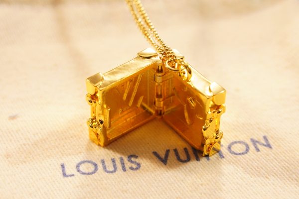 The Trunk Locket necklace is a testament to Louis Vuitton's passion for exquisite suitcases - Image 5