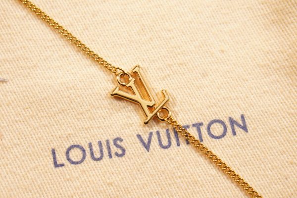 The Trunk Locket necklace is a testament to Louis Vuitton's passion for exquisite suitcases - Image 6