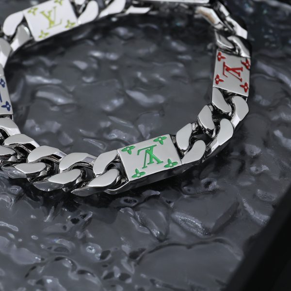 The Monogram Tied Up bracelet is forged from polished metal into a connecting plaque with LV lettering and Monogram flowers engraved on both sides - Image 4
