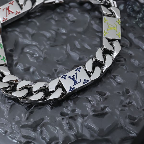 The Monogram Tied Up bracelet is forged from polished metal into a connecting plaque with LV lettering and Monogram flowers engraved on both sides - Image 7