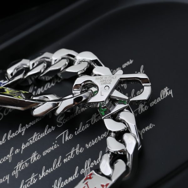 The Monogram Tied Up bracelet is forged from polished metal into a connecting plaque with LV lettering and Monogram flowers engraved on both sides - Image 9